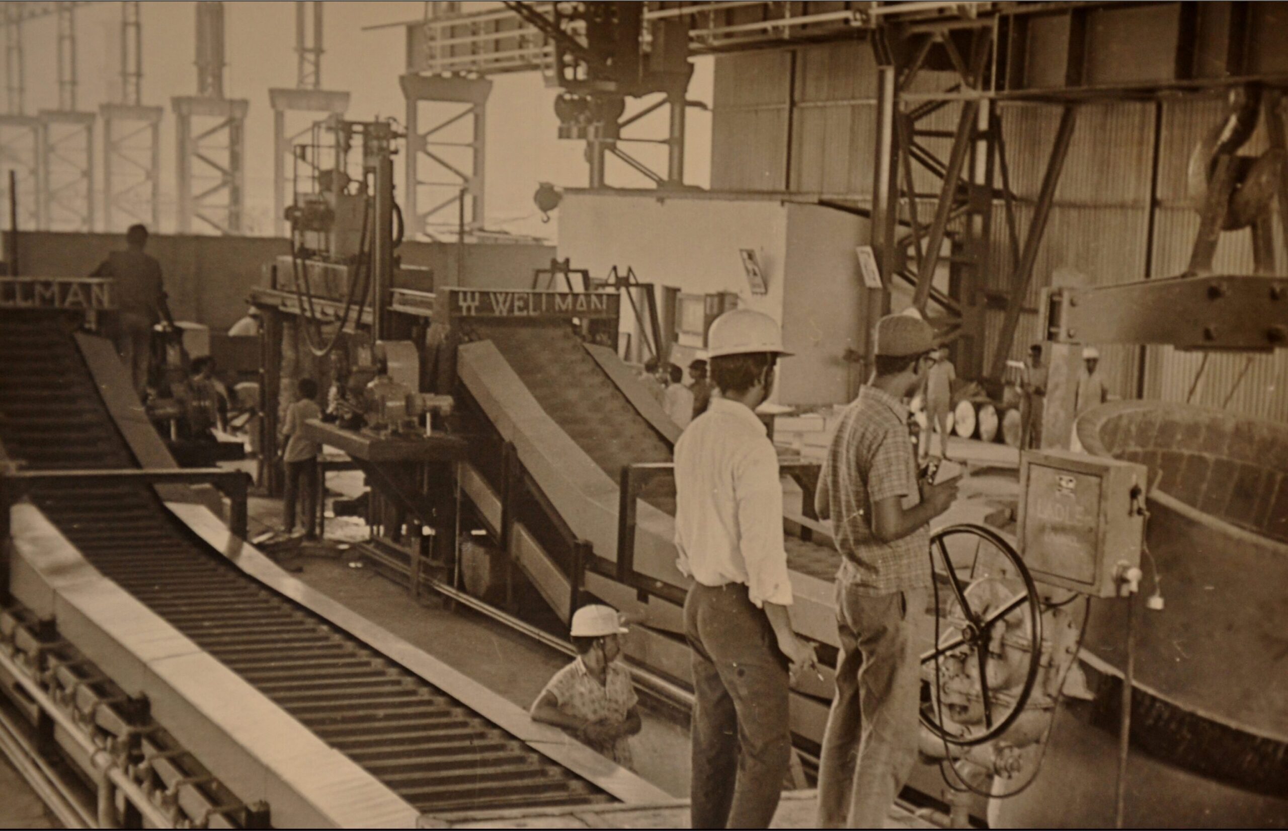 पिग कास्टिंग बे में पिघले हुए एल्यूमिनियम की ढलाई की प्रक्रिया शुरू।