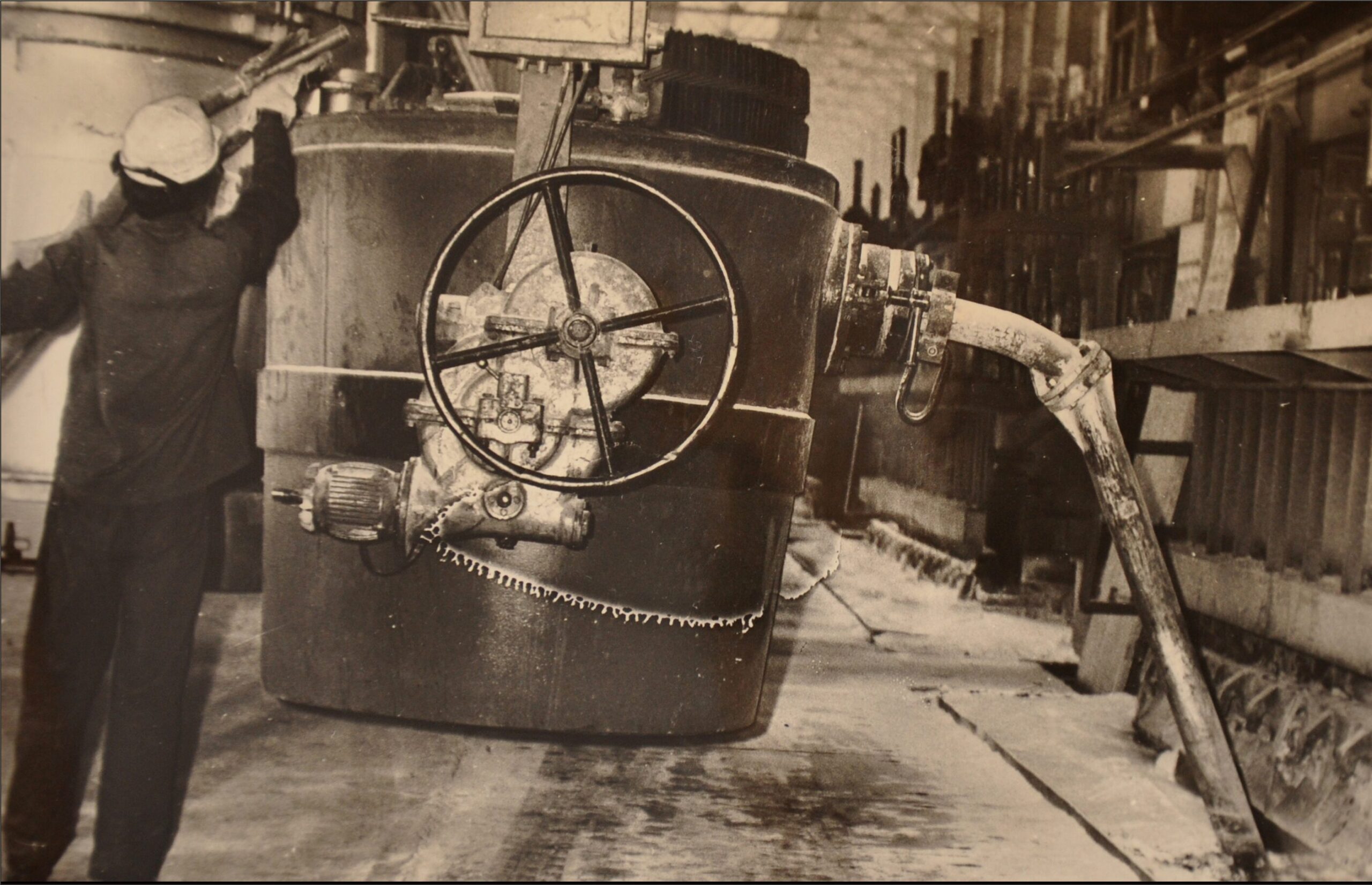 सेल्स से पिघले एल्यूमिनियम का टैपिंग।