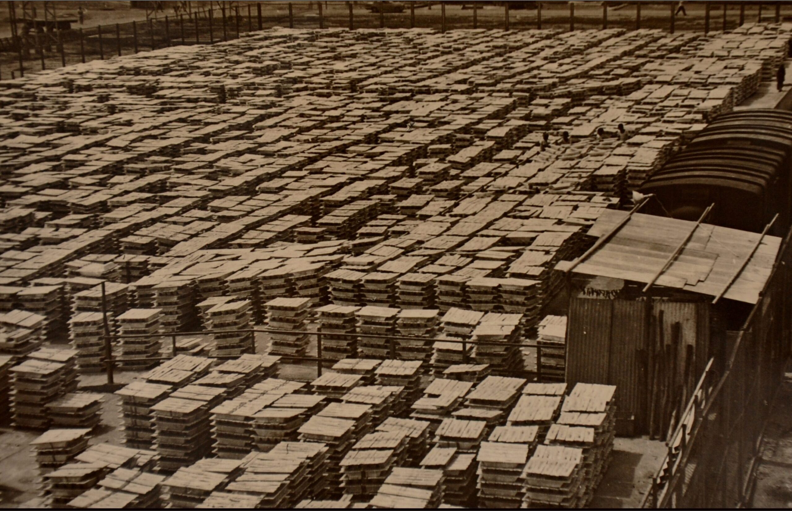 एल्यूमिनियम पिग स्टोरेज यार्ड का बर्ड्स आई व्यू।